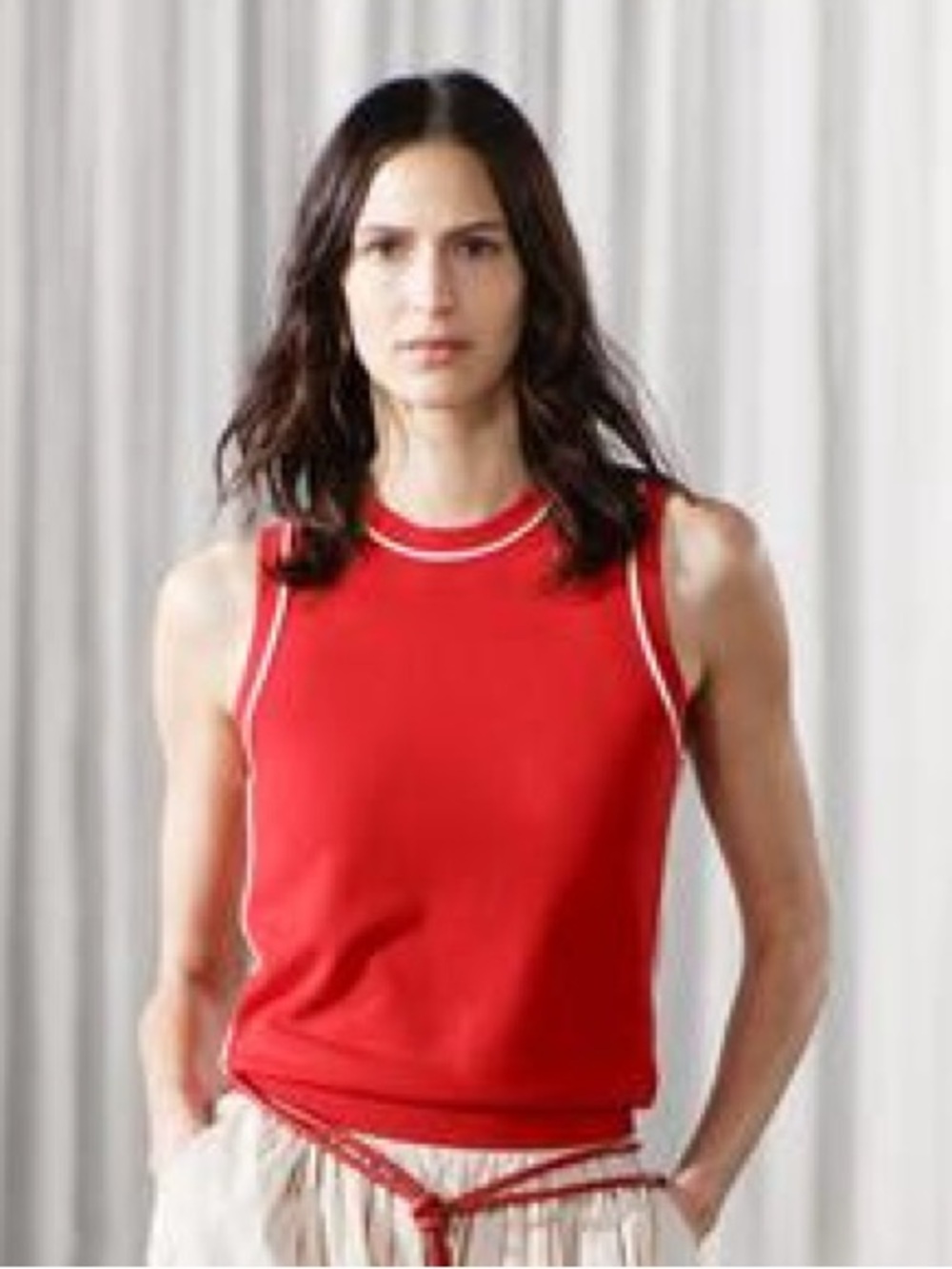BASIC KNIT TOP WITH CONTRASTING PIPING